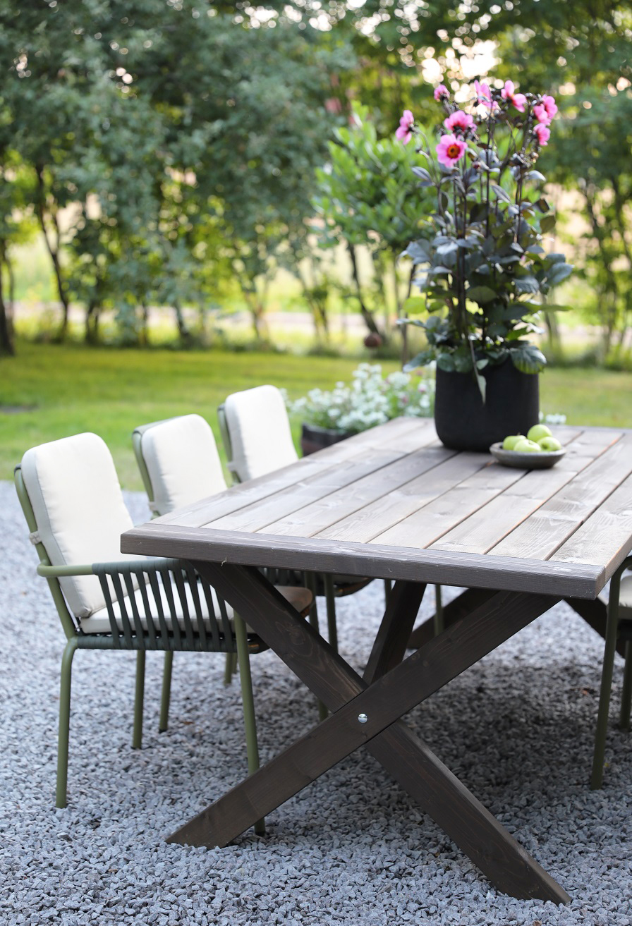 Oxford utendørs spisegruppe; brunt bord 220 cm inkl. 6 stk. Lincoln stabelbare karmstoler grønn/beige Oxford utendørs spisegruppe; brunt bord 220 cm inkl. 6 stk. Lincoln stabelbare karmstoler grønn/beige