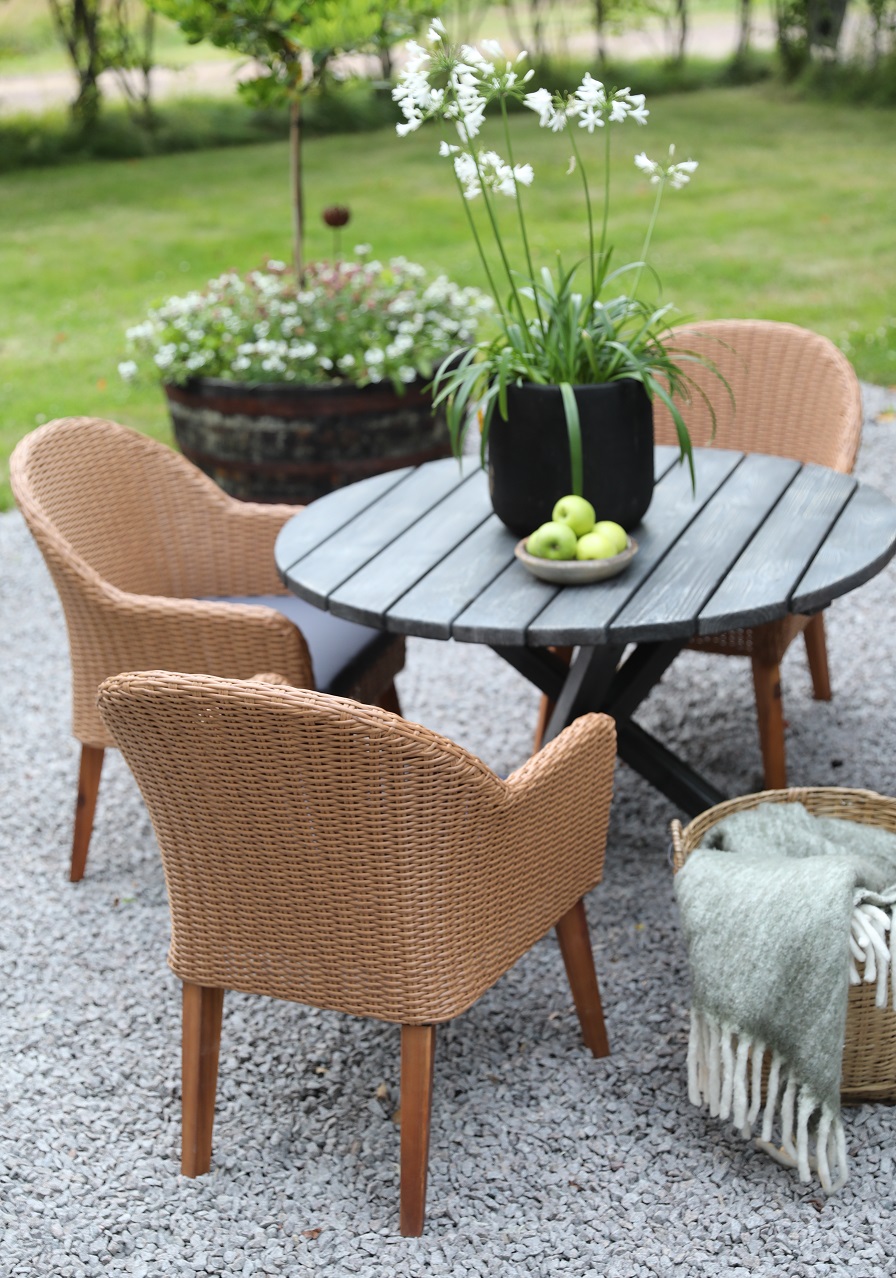 Spisegruppe Mercury: Scottsdale rundt bord inkludert 4 stk. Valetta lenestoler i naturfarget kunstrotting Spisegruppe Mercury: Scottsdale rundt bord inkludert 4 stk. Valetta lenestoler i naturfarget kunstrotting