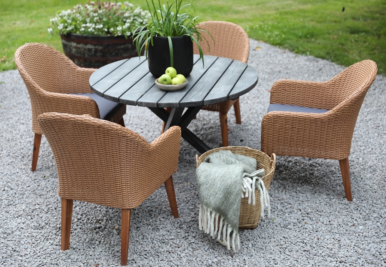 Spisegruppe Mercury: Scottsdale rundt bord inkludert 4 stk. Valetta lenestoler i naturfarget kunstrotting Spisegruppe Mercury: Scottsdale rundt bord inkludert 4 stk. Valetta lenestoler i naturfarget kunstrotting