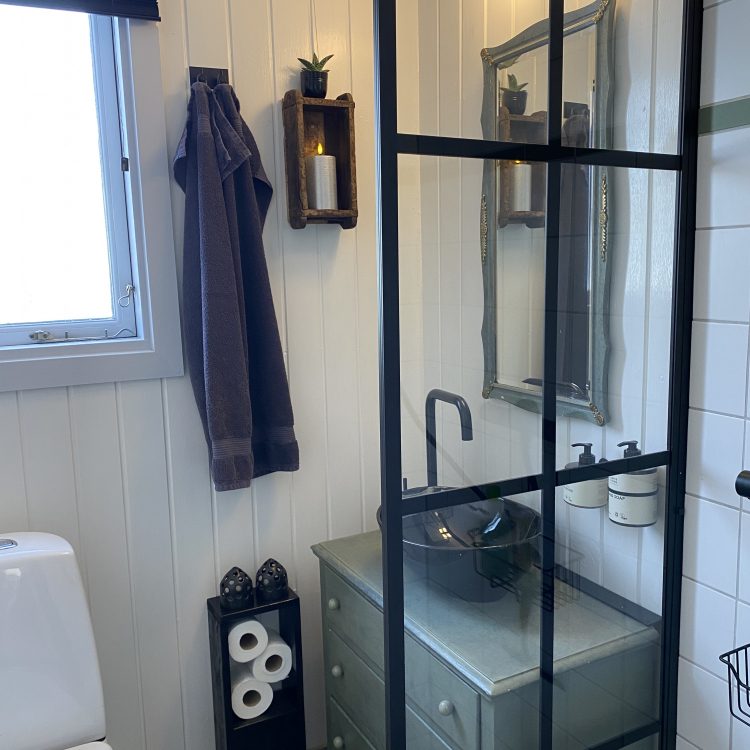 Kundebilde Dusjvegg 60�200 cm - svarte stenger og 6 mm sikkerhetsglass