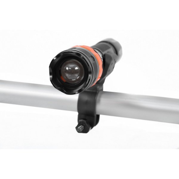 LED-lommelykt med feste LED-lommelykt med feste