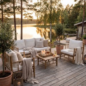 Loungegruppe Natur med hvite puter og bord - Bakg�rd
