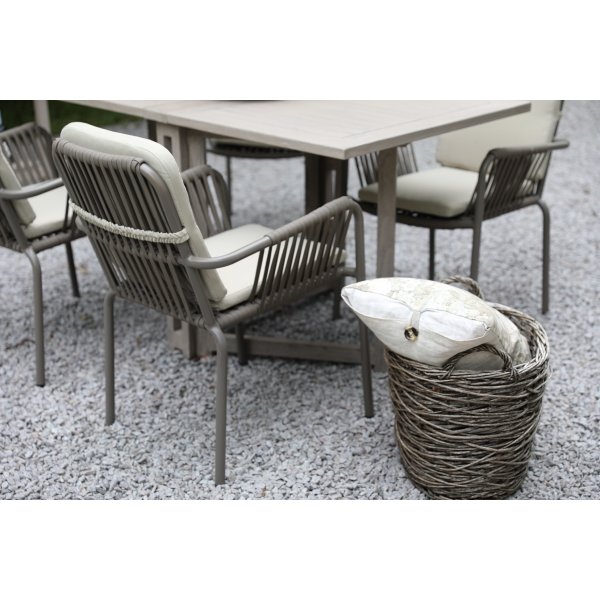 Spisegruppe Saltö grå teak: Klaffbord inkl. 4 stk. grå Lincoln-karmstoler Spisegruppe Saltö grå teak: Klaffbord inkl. 4 stk. grå Lincoln-karmstoler