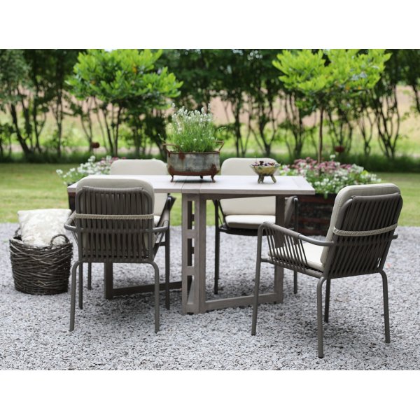 Spisegruppe Saltö grå teak: Klaffbord inkl. 4 stk. grå Lincoln-karmstoler Spisegruppe Saltö grå teak: Klaffbord inkl. 4 stk. grå Lincoln-karmstoler