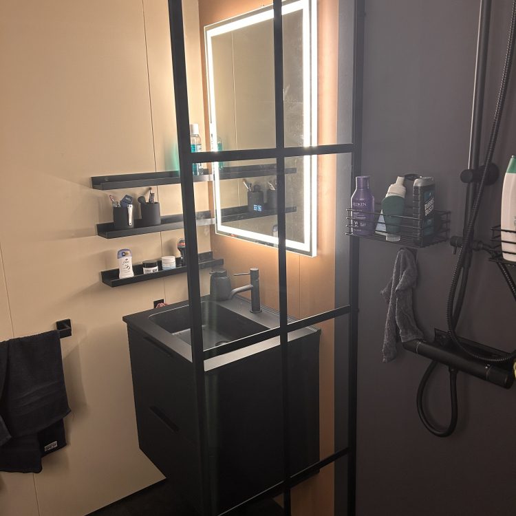 Kundebilde Dusjvegg 60�200 cm - svarte stenger og 6 mm sikkerhetsglass: T�ff, enkel montering