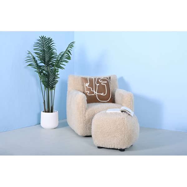 Fluffy puff i beige furry stoff Fluffy puff i beige furry stoff