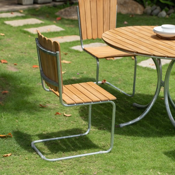 Mllan utegruppe i teak: 4 stoler med spisebord 110 cm