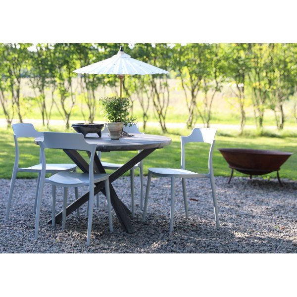 Spisegruppe Scottsdale: Rundt grått trebord inkludert 4 stk. Abbe stablebare stoler Spisegruppe Scottsdale: Rundt grått trebord inkludert 4 stk. Abbe stablebare stoler