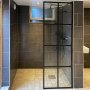 Dusjvegg 70�200 cm - svarte stenger og 6 mm sikkerhetsglass