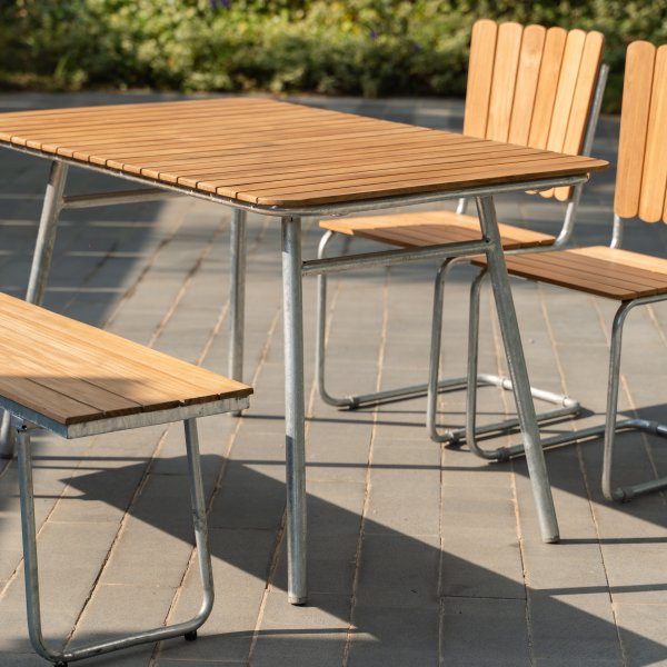 Mllan utegruppe i teak: 2 stoler med benk og spisebord 120x80 cm + Rengjringsspray for utembler