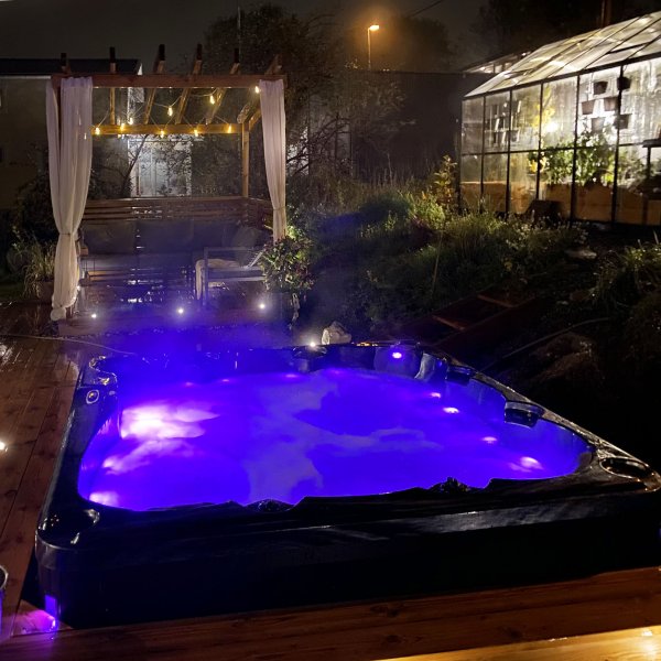 Badestamp Poseidon Blackline - 5-6 personer Badestamp Poseidon Blackline - 5-6 personer