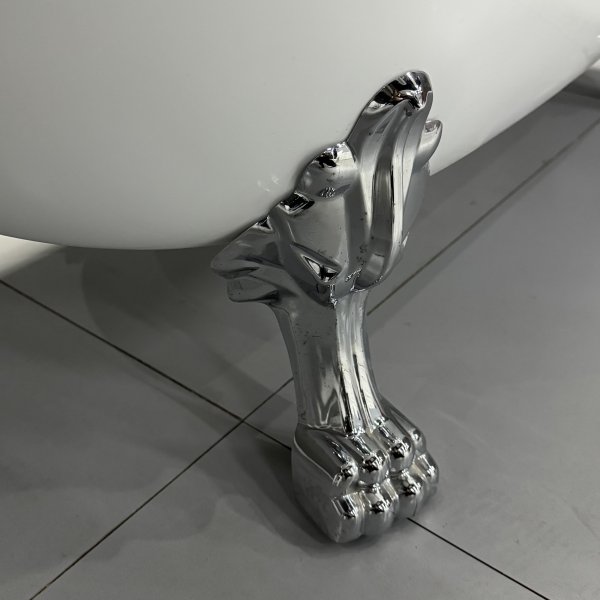 Frittst�ende Kapolei badekar med klof�tter 150 � 75 cm