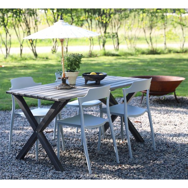 Spisegruppe Scottsdale: 150 cm grått trebord inkludert 4 stk. stablebare Abbe-stoler Spisegruppe Scottsdale: 150 cm grått trebord inkludert 4 stk. stablebare Abbe-stoler