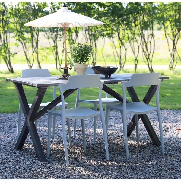 Spisegruppe Scottsdale: 150 cm grått trebord inkludert 4 stk. stablebare Abbe-stoler Spisegruppe Scottsdale: 150 cm grått trebord inkludert 4 stk. stablebare Abbe-stoler