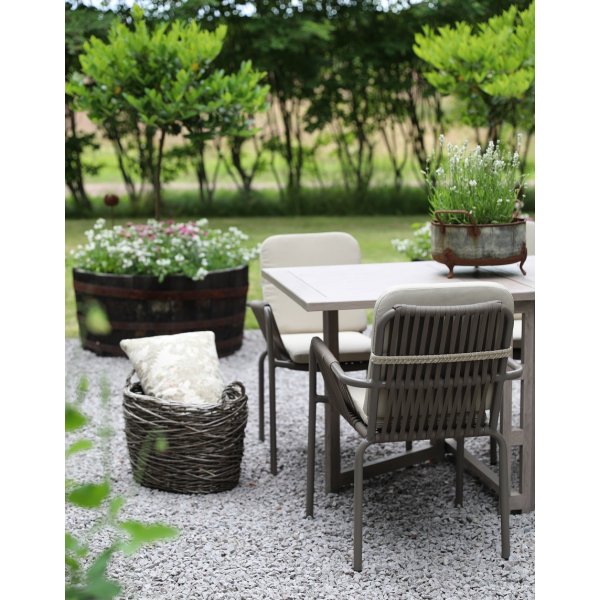 Spisegruppe Saltö grå teak: Klaffbord inkl. 4 stk. grå Lincoln-karmstoler Spisegruppe Saltö grå teak: Klaffbord inkl. 4 stk. grå Lincoln-karmstoler