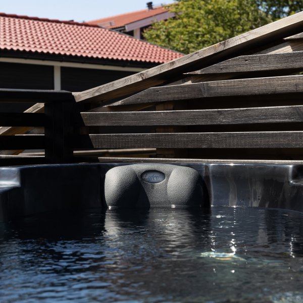 Badestamp Poseidon Blackline - 5-6 personer Badestamp Poseidon Blackline - 5-6 personer