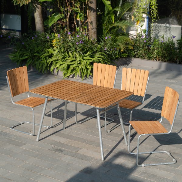 Mllan utegruppe i teak: 4 stoler med spisebord 120x80 cm