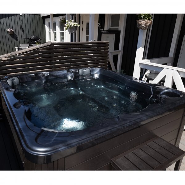 Badestamp Poseidon Blackline - 5-6 personer Badestamp Poseidon Blackline - 5-6 personer